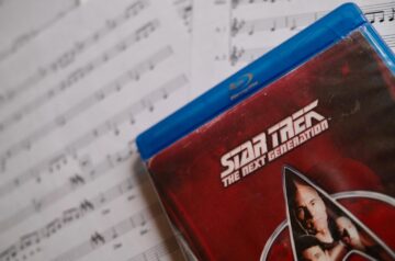 Star Trek -bluraykotelo nuottipaperien päällä.