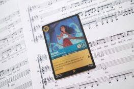 Moana-keräilykortti, taustalla nuottipapereita.